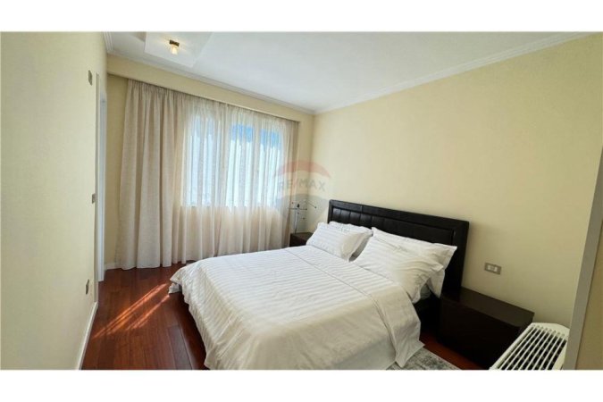 Tirane, jepet me qera apartament 2+1, Kati 7, 120 m² 800 € (Apartament 2+1+post parkimi per qira tek Ish Ekspozita!)