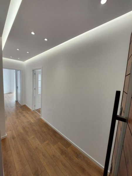 Tirane, shitet apartament 2+1+Ballkon, Kati 10, 100 m² 215,000 € (Rruga Barrikadave)