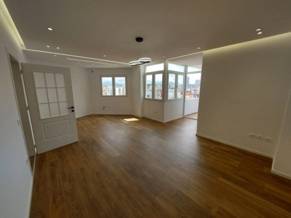 Tirane, shitet apartament 2+1+Ballkon, Kati 10, 100 m² 215,000 € (Rruga Barrikadave)