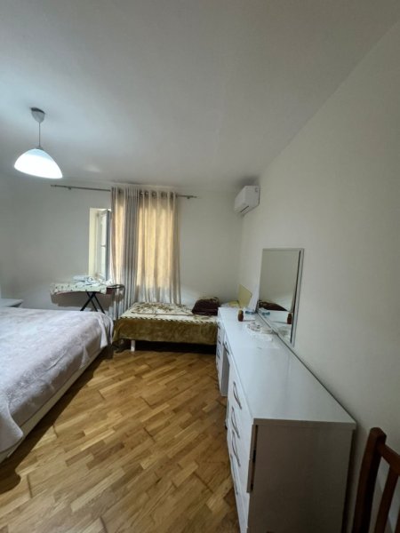Tirane, jepet me qera apartament 1+1+Ballkon, Kati 1, 85 m² 85 € (rruga Zef Jubani)