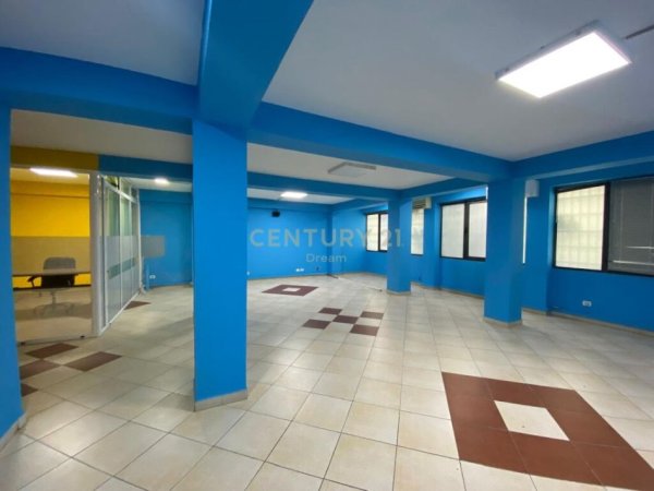 Tirane, jepet me qera zyre , Kati 1, 170 m² 900 € (Myslym Shyri)