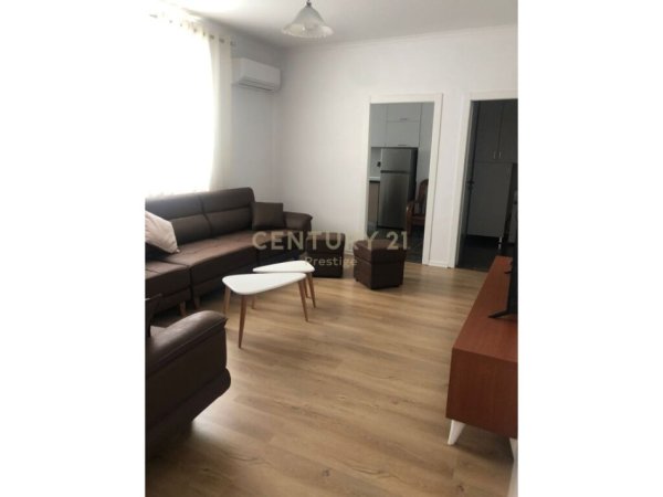 Tirane, jepet me qera apartament 1+1, Kati 2, 85 m² 400 € (Rruga e Dibres prestige93553)