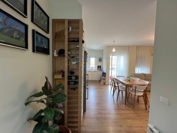 Tirane, jepet me qera apartament 2+1, Kati 4, 96 m² 800 € (Liqeni i Thate)