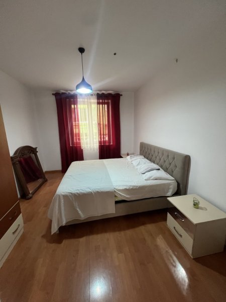 Jepet me qera apartament 1+1 te Myslym Shyri prane Shkolles Pjeter Budi 500 euro jepet dhe per airbnb