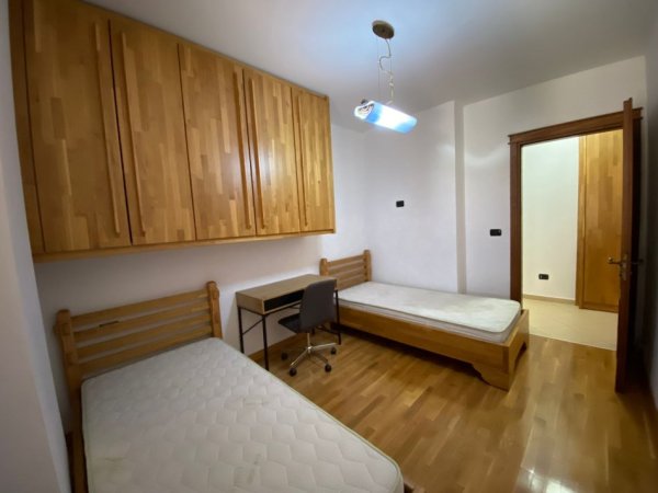Tirane, jepet me qera apartament 2+1+Aneks+Ballkon, Kati 4, 94 m² 600 € (Rruga Muhamet Gjollesha)