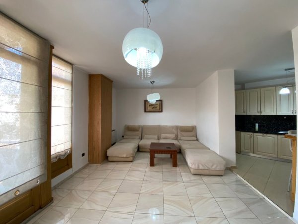 Tirane, jepet me qera apartament 2+1+Aneks+Ballkon, Kati 4, 94 m² 600 € (Rruga Muhamet Gjollesha)