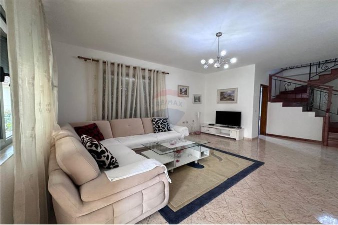 Tirane, jepet me qera apartament duplex Dublex, Kati 2, 165 m² 600 € (Rruga Starvi Themeli)