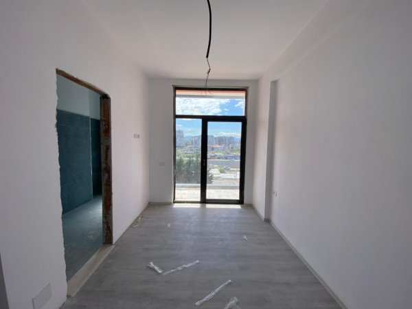 Shitet, Apartament 2+1+2, Ish Sheshi Shqiponja, Tiranë UNA33151