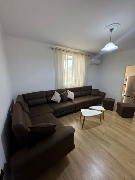 Tirane, jepet me qera apartament 1+1+Ballkon, Kati 2, 70 m² 400 € (Rruga e Dibres , prane shkolles se bashkuar (perballe tower bridge ))