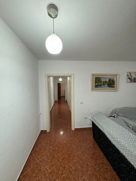 Tirane, jepet me qera apartament 2+1+Ballkon, Kati 2, 85 m² 340 € (Kthesa e Kamzes prane terminalit te autobusave)