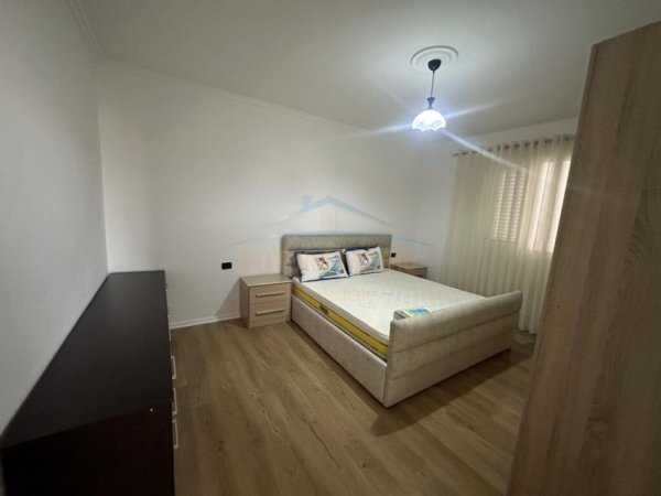 Tirane, jepet me qera apartament 1+1+Ballkon, Kati 4, 80 m² 400 € (prane Komisariatit nr.4, Rruga e Dibrës,)