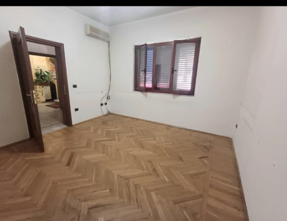 Tirane, jepet me qera zyre Kati 2, 98 m² 1,150 € (Vaso Pasha)
