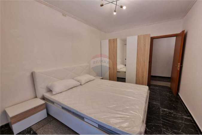Tirane, jepet me qera apartament 1+1 Kati 1, 70 m² 450 € (Xhon kenedi)
