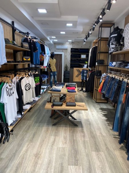 SHITET biznesi me rroba per meshkuj, X Butik Tirana, qe ndodhet ne  Kati 1, 50 m² (rruga Muhamet Gjollesha, tek 21 Dhjetori)
