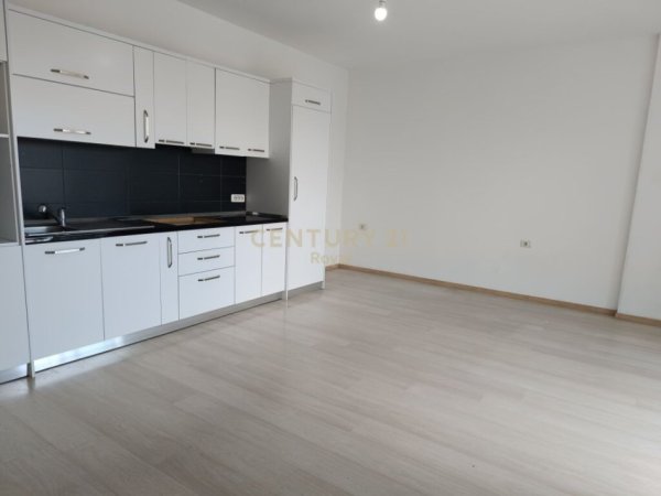 Tirane, jepet me qera apartament 1+1 Kati 7, 80 m² 450 € (Kika 2)