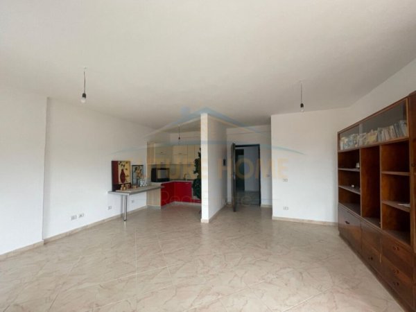 Durres, jepet me qera apartament 2+1+Ballkon Kati 4, 100 m² 400 € (Durres,Vollga)