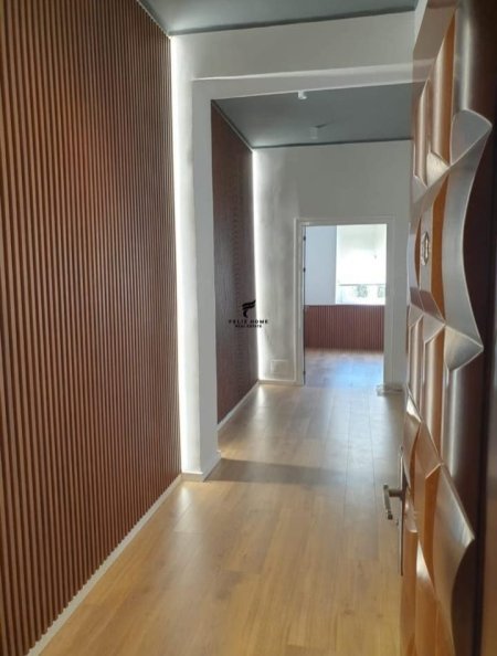 Tirane, jepet me qera zyre Kati 2, 90 m² 1,000 € (QENDER)