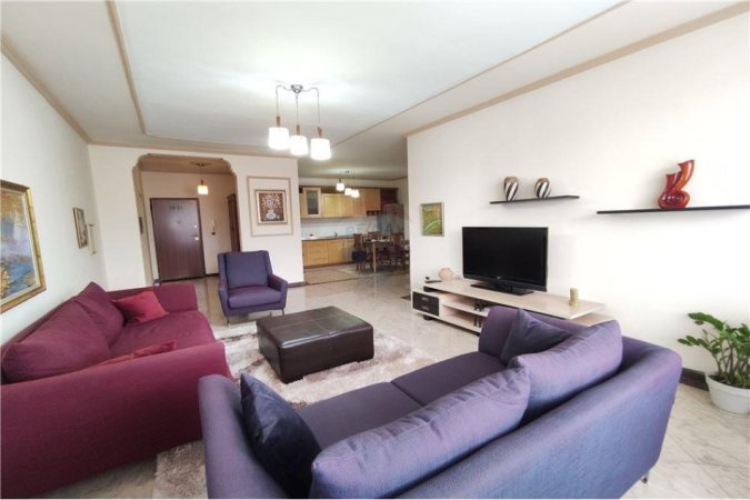 Tirane, jepet me qera apartament 2+1 Kati 8, 145 m² 800 € (Apartament 2+1+2 per qira ne Bllok)