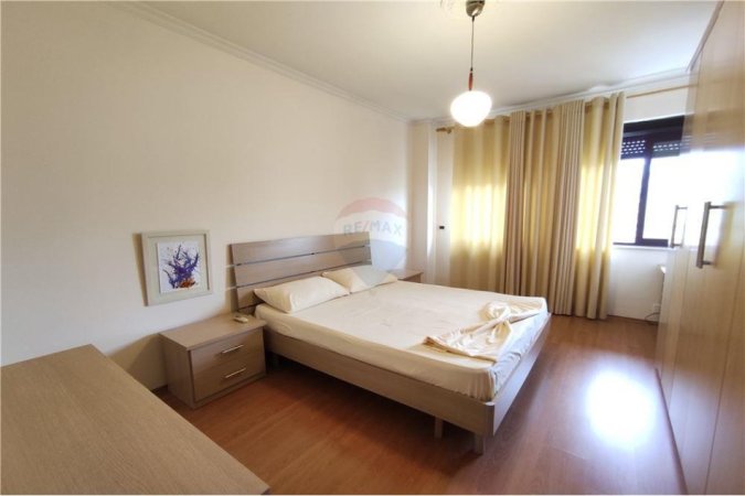 Tirane, jepet me qera apartament 2+1 Kati 8, 145 m² 800 € (Apartament 2+1+2 per qira ne Bllok)