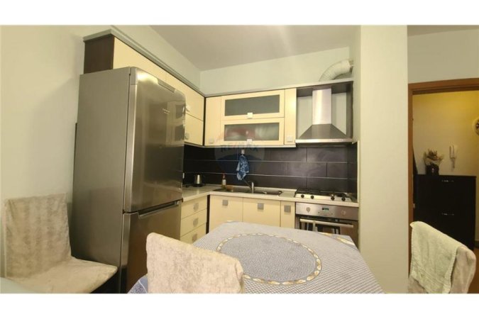 Tirane, jepet me qera apartament 1+1 Kati 2, 65 m² 500 € (Apartament per qira te Komuna e Parisit)