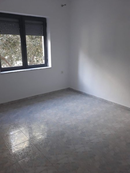 Tirane, jepet me qera apartament 3+1 Kati 2, 80 m² 400 € (Ministria e Jashtme)