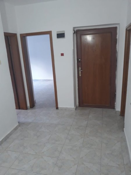Tirane, jepet me qera apartament 3+1 Kati 2, 80 m² 400 € (Ministria e Jashtme)
