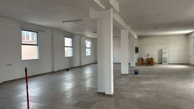 Tirane, jepet me qera ambjent biznesi Kati 2, 443 m² 1,300 € (Sauk)
