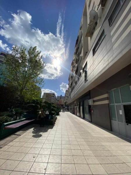 Tirane, shitet dyqan Kati 0, 70 m² 210,000 € (Komuna e Parisit)