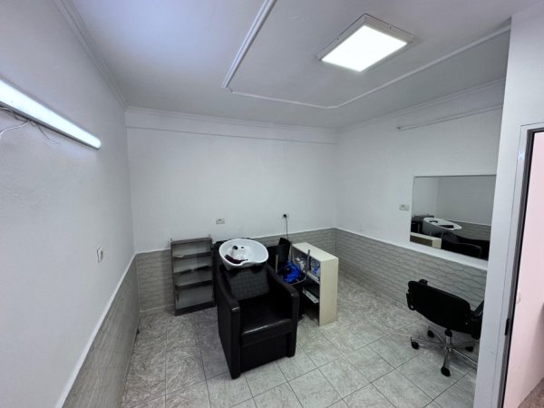 Tirane, jepet me qera ambjent biznesi Kati 1, 18 m² 300 € (Mine Peza)