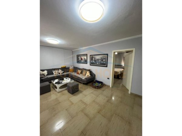 Tirane, jepet me qera apartament 3+1+Ballkon Kati 4, 140 m² 900 € (Zogu i Zi)