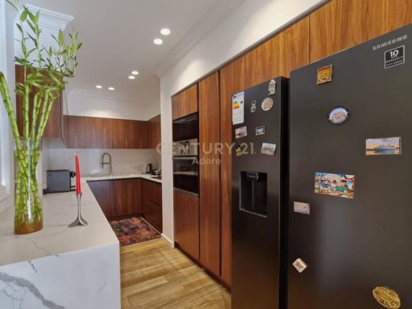 Tirane, jap me qera apartament 3+1+2 me Verande , 295 m² 2,000 € (Kika 2, Komuna e Parisit)