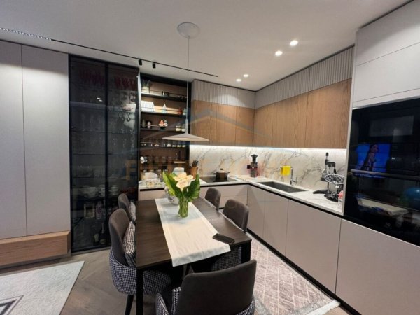 Tirane, shitet apartament 2+1+Ballkon Kati 1, 97 m² 265,000 € (Komuna e Parisit)