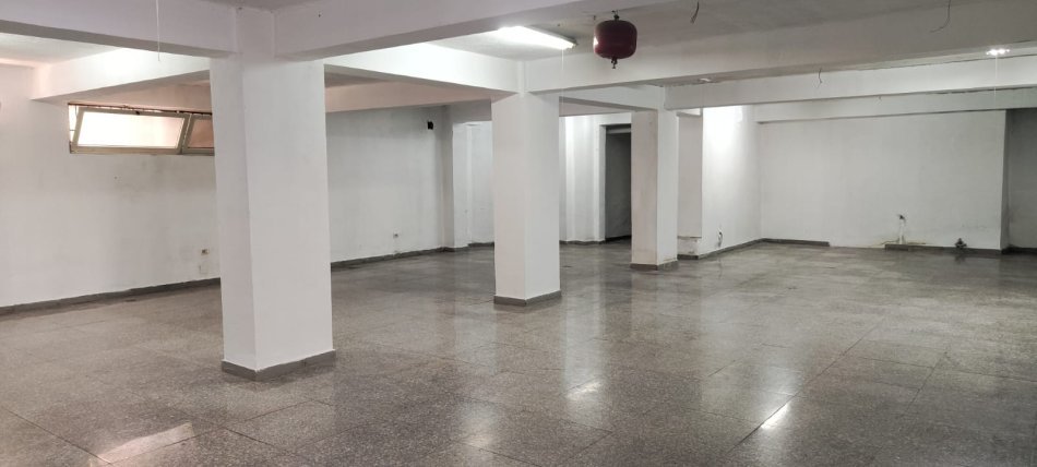Tirane, jepet me qera ambjent biznesi Kati -1, 200 m² 1,500 € (Rruga e Durrësit)