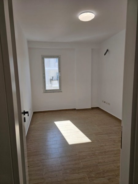 Tirane, shitet apartament 3+1+Ballkon Kati 7, 166 m² (Bulevardi Migjeni Yzberisht)