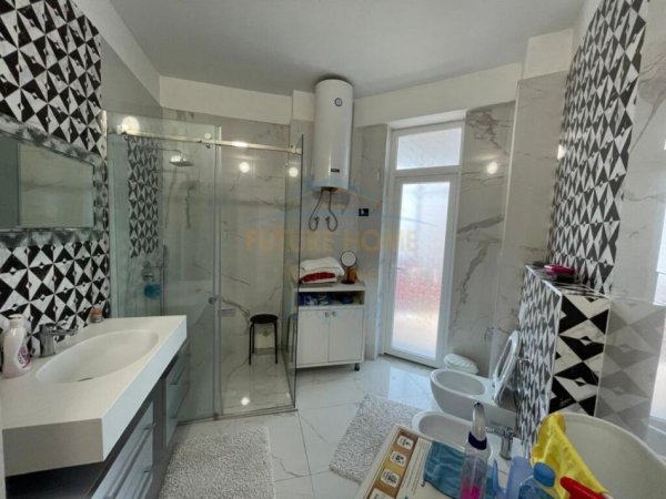 Tirane, jepet me qera apartament 2+1+Ballkon Kati 4, 120 m² 900 € (Garda)