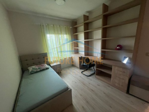 Tirane, jepet me qera apartament 2+1+Ballkon Kati 5, 150 m² 850 € (shallvaret)