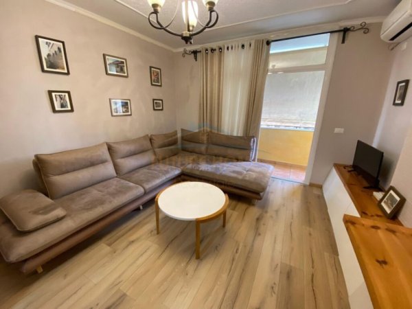 Tirane, jepet me qera apartament 1+1 Kati 3, 550 € (komuna e parisist)