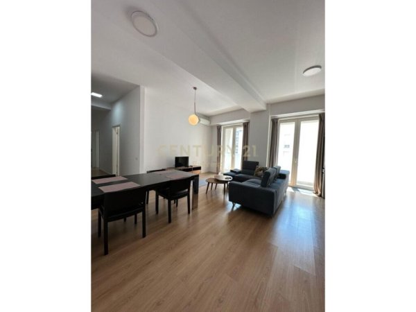 Tirane, jepet me qera apartament 2+1 Kati 8, 115 m² 700 € (21 Dhjetori)