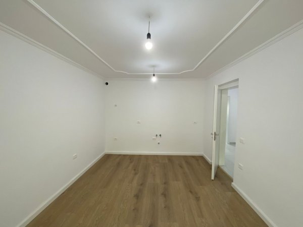 Tirane, shitet apartament 2+1+Ballkon Kati 3, 74 m² 160,000 € (Prane Gjykates)