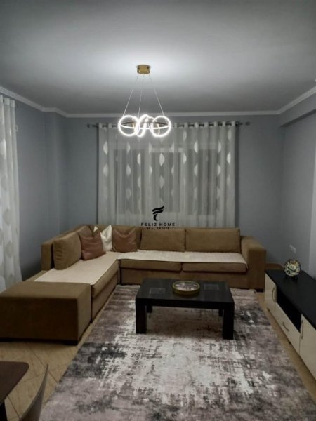 Tirane, jepet me qera apartament 1+1+Ballkon Kati 4, 80 m² 520 € (KODFRA E DIELLIT 1)