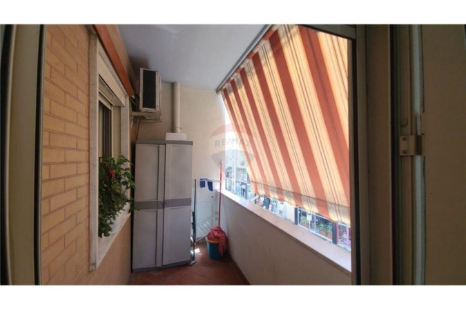 Tirane, jepet me qera apartament 1+1+Ballkon Kati 2, 65 m² 500 € (Rruga Ndrek Luca)