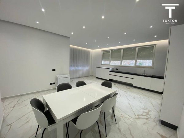 Tirane, jepet me qera Vile 4+1+Ballkon Kati 2, 350 m² 3,000 € (TEG) TT 927