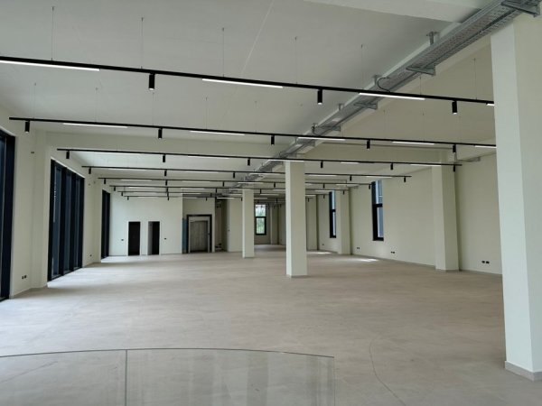 Tirane, jepet me qera ambjent biznesi Kati 0, 1,850 m² 7,000 € (Mezez)