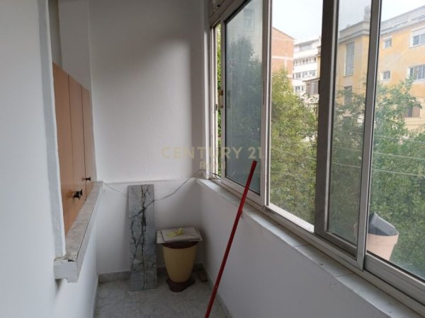Tirane, jepet me qera apartament 1+1 Kati 2, 63 m² 400 € (Prokuroria)