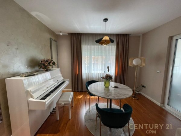 Tirane, jepet me qera apartament 2+1+Ballkon Kati 4, 160 m² 1,500 € (Komuna Parisit)