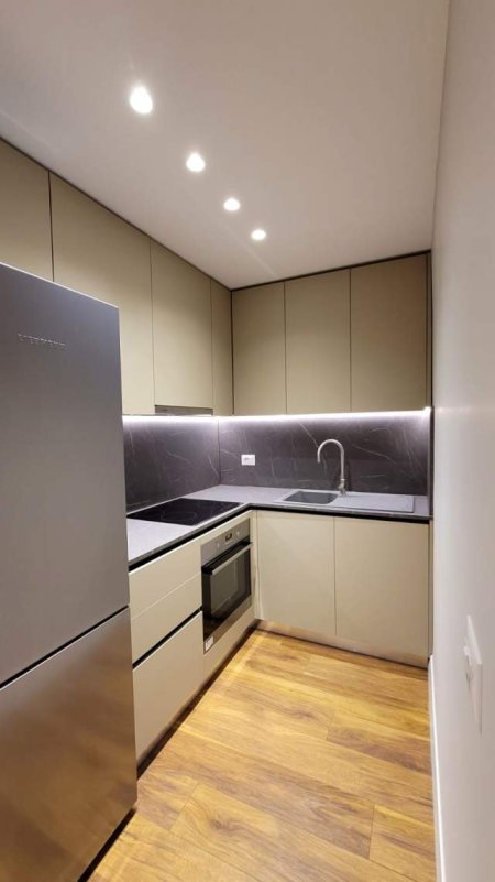 Tirane, jepet me qera apartament duplex 2+1 Kati 4, 100 m² 800 Euro (15 kateshi, Qender)