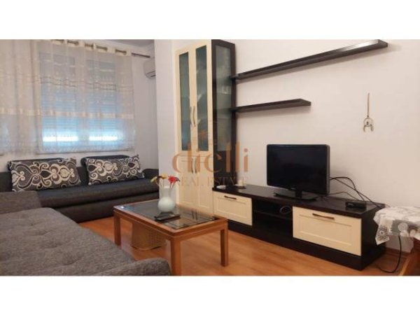 Tirane, jepet me qera apartament 3+1 Kati 1, 100 m² 600 Euro (Ish Parku i autobuseve)