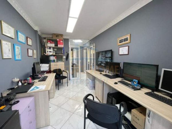 Tirane, shitet ambjent biznesi Kati 1, 90 m² 110.000 Euro (Laprake)