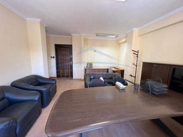 Tirane, jepet me qera apartament 1+1+BLK Kati 7, 60 m² 500 Euro (Rruga e Barrikadave)