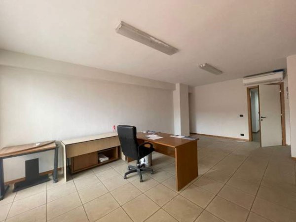 Tirane, jepet me qera ambjent biznesi Kati 2, 40 m² 600 Euro